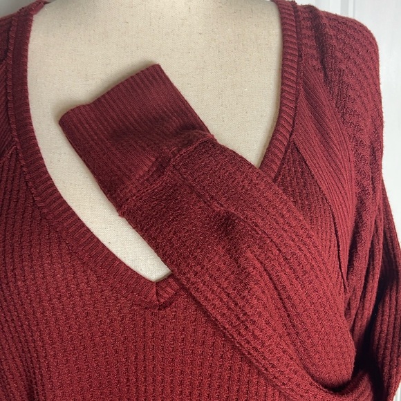 We The Free red burgundy Waffle Thermal Long Sleeve V-Neck Shirt Size M - Picture 5 of 11